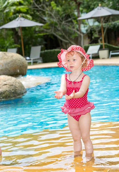 Yüzme Havuzu yanında kız — Stok fotoğraf