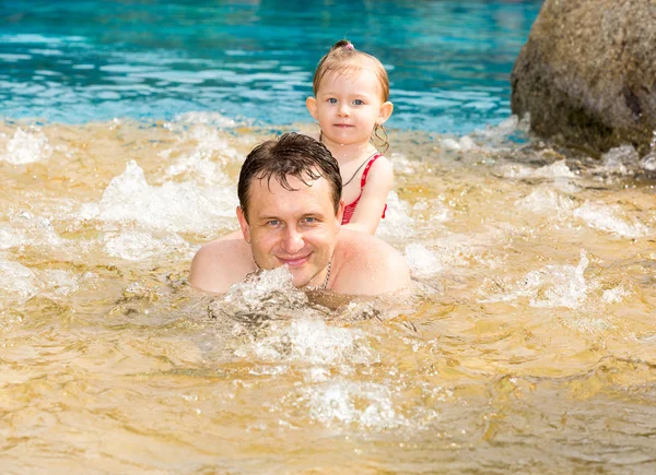 Vater bringt Tochter das Schwimmen bei — Stockfoto