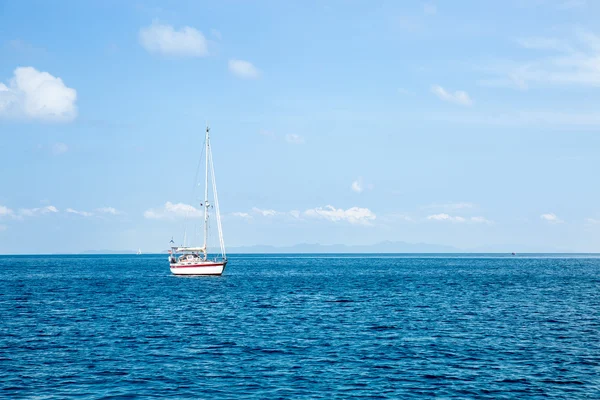 Vista da Baía Maya com veleiro — Fotografia de Stock