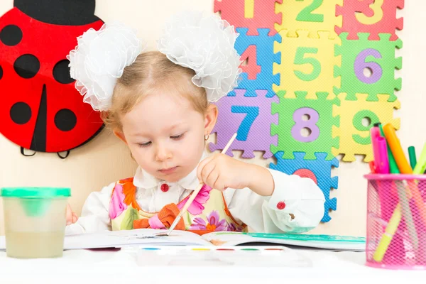 Мила дівчинка малює з барвистими олівцями — стокове фото