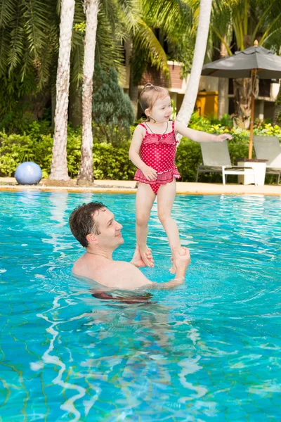 Vater bringt Tochter das Schwimmen bei — Stockfoto