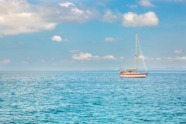 Weergave van Maya Bay met zeilboot — Stockfoto