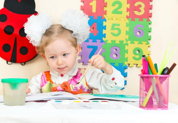 Child girl drawing with colorful pencils — Stock Photo, Image