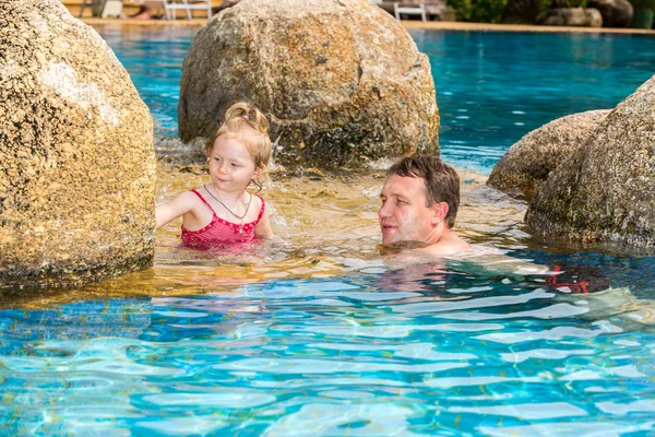Father teaching his daughter to swim — Stock Photo, Image