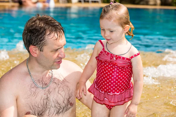 Père enseignant à sa fille à nager — Photo