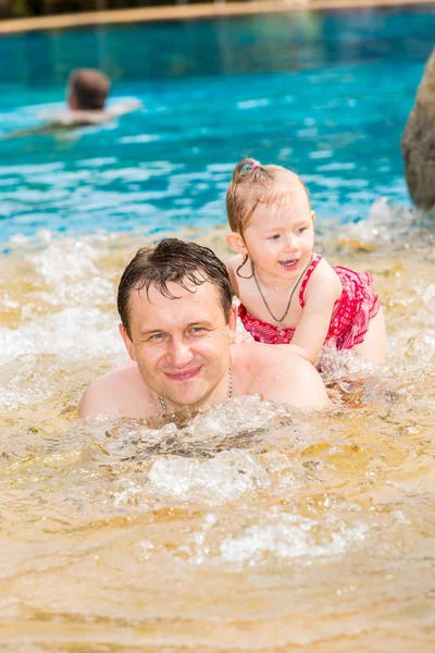 Vater bringt Tochter das Schwimmen bei — Stockfoto