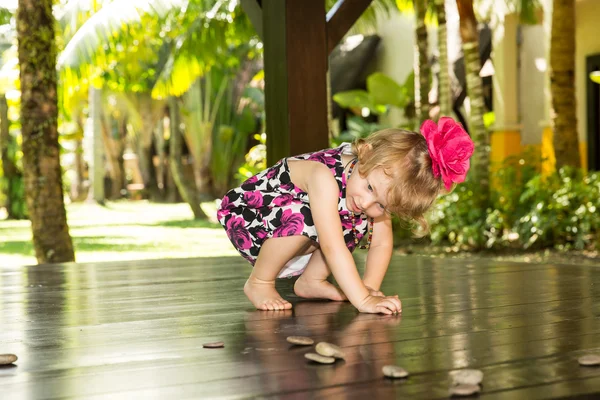 Bedårande liten barn flicka — Stockfoto