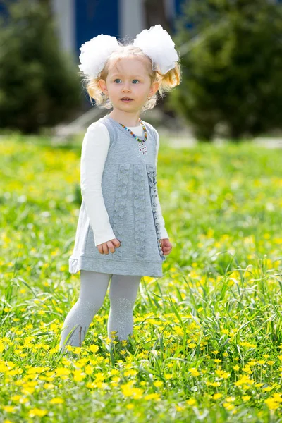 Petite fille sur herbe sur prairie . — Photo