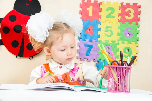 Girl drawing with colorful pencils — Stock Photo, Image