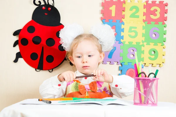 Menina desenho com lápis coloridos — Fotografia de Stock