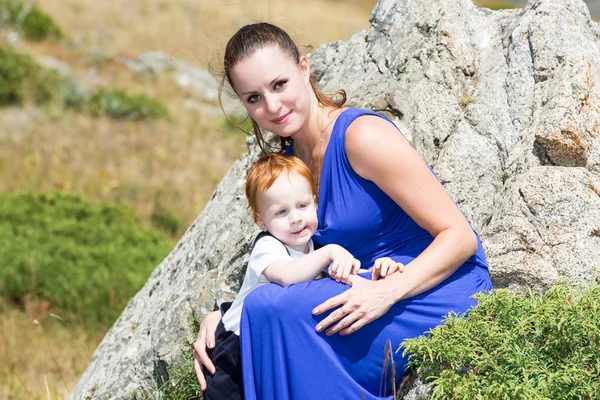 Glad ung mamma med barn pojke — Stockfoto