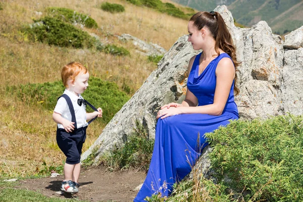 Felice giovane madre con bambino ragazzo — Foto Stock