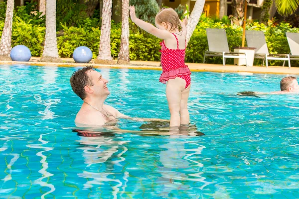 父は彼の娘に泳ぎを教える — ストック写真