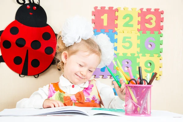 Girl drawing with colorful pencils — Stock Photo, Image