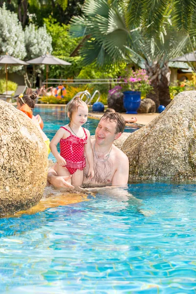 Père enseignant à sa fille à nager — Photo