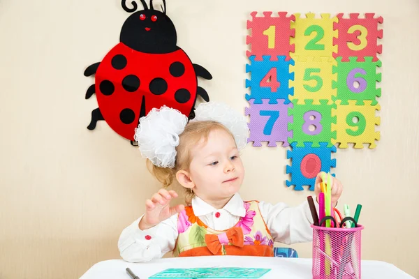 Mädchen zeichnen mit bunten Bleistiften — Stockfoto