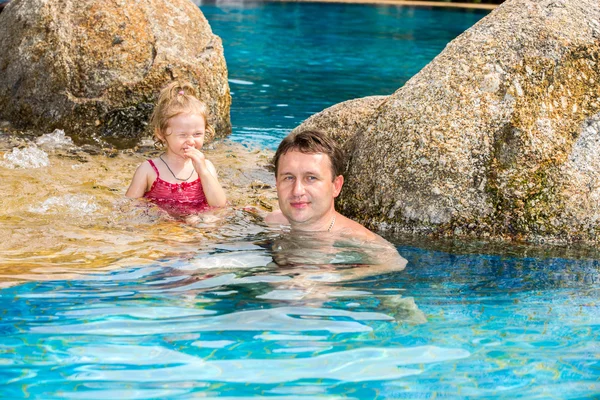 Vater bringt Tochter das Schwimmen bei — Stockfoto