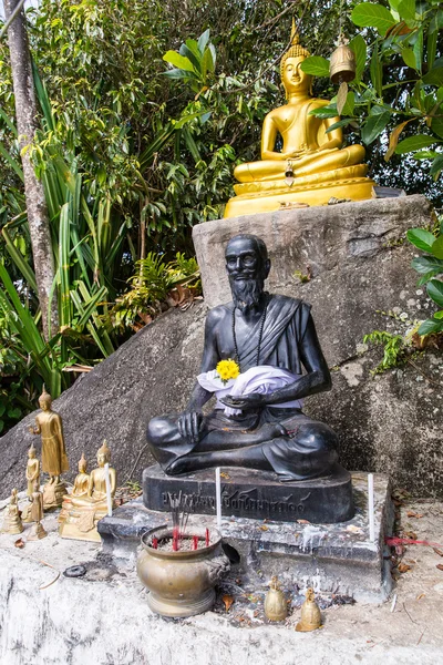 Szobrok, Big Buddha emlékműve közelében — Stock Fotó