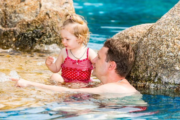 Babası kızını yüzmeyi öğretim — Stok fotoğraf