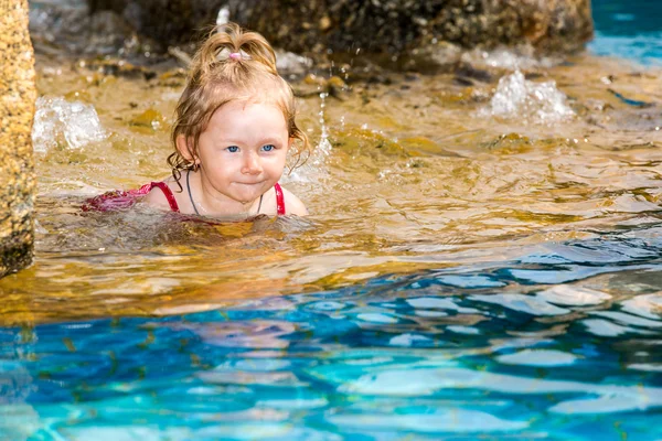 Filha na piscina — Fotografia de Stock