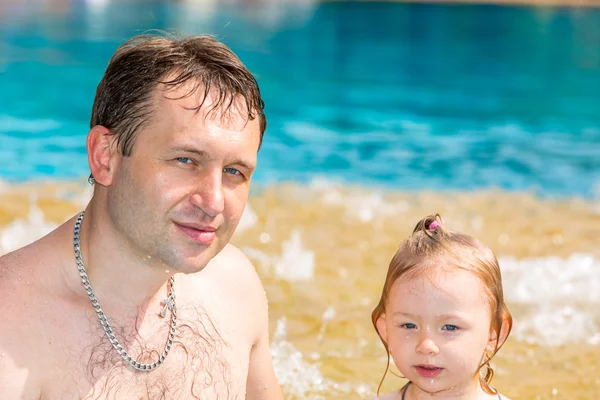 Father teaching his daughter to swim — Stock Photo, Image