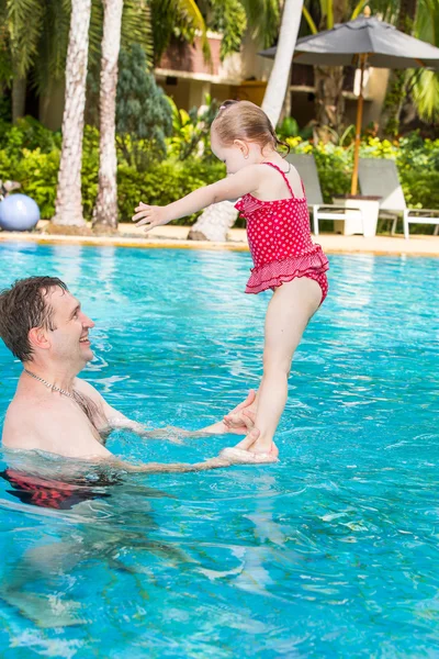 Vater bringt Tochter das Schwimmen bei — Stockfoto