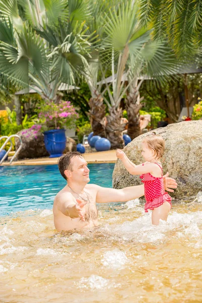 Ojciec uczy córkę do kąpieli — Zdjęcie stockowe