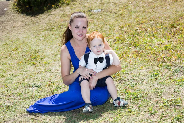 Gelukkig jonge moeder met kind jongen — Stockfoto