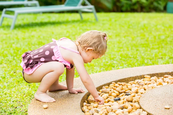 Schattig meisje kind op gras — Stockfoto