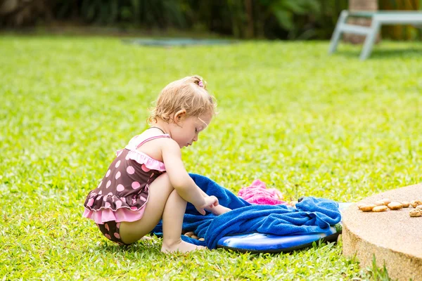 Schattig meisje kind op gras — Stockfoto