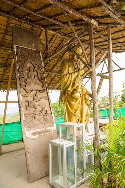 Statyn nära Big Buddha monument, — Stockfoto