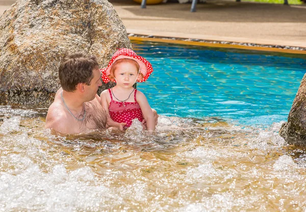 Père enseignant à sa fille à nager — Photo