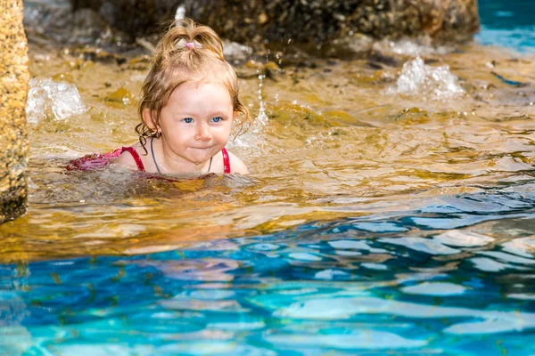 Yüzme havuzunda kızı — Stok fotoğraf