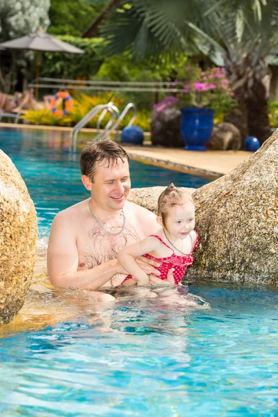 Padre enseñando a su hija a nadar —  Fotos de Stock