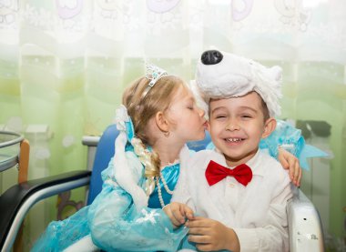 Karnaval takım elbiseli iki çocuk giyinmiş