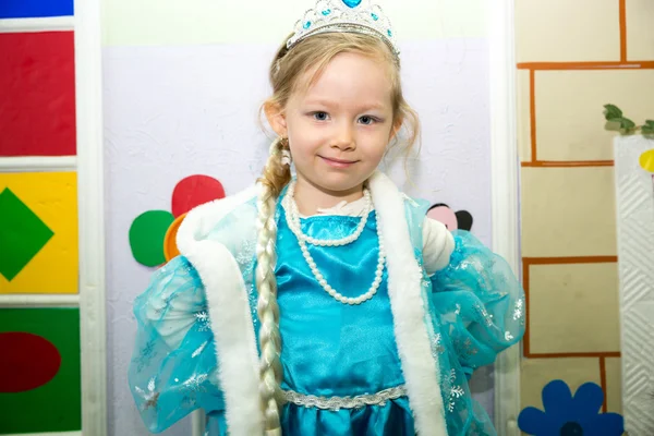 Lycklig liten flicka utklädd till prinsessa — Stockfoto
