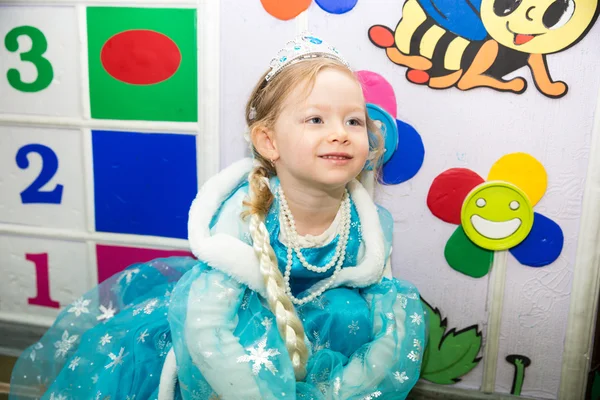 Menina feliz vestida como princesa — Fotografia de Stock