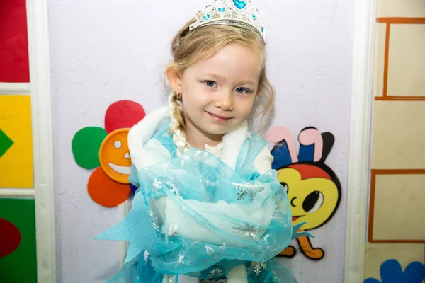 Menina feliz vestida como princesa — Fotografia de Stock