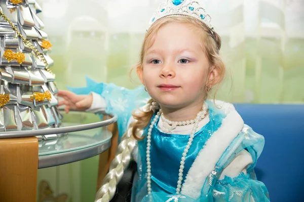 Gelukkig klein meisje verkleed als prinses — Stockfoto