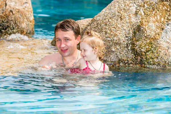 Vater bringt Tochter das Schwimmen bei — Stockfoto