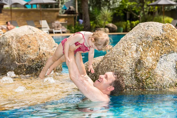 Vater bringt Tochter das Schwimmen bei — Stockfoto