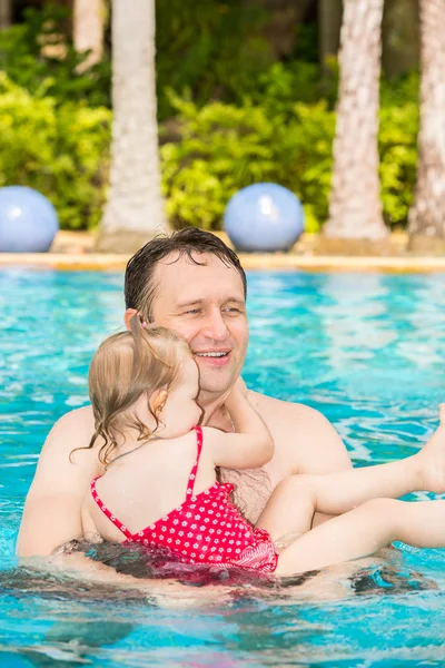 Père enseignant à sa fille à nager — Photo