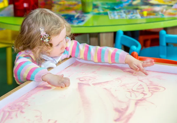 Lindo niño niña dibujo en arena — Foto de Stock