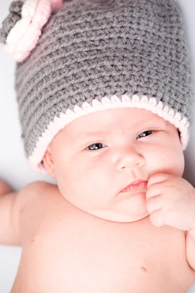 Recém-nascido pequena menina dormindo — Fotografia de Stock