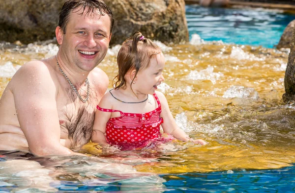 Vater bringt Tochter das Schwimmen bei — Stockfoto