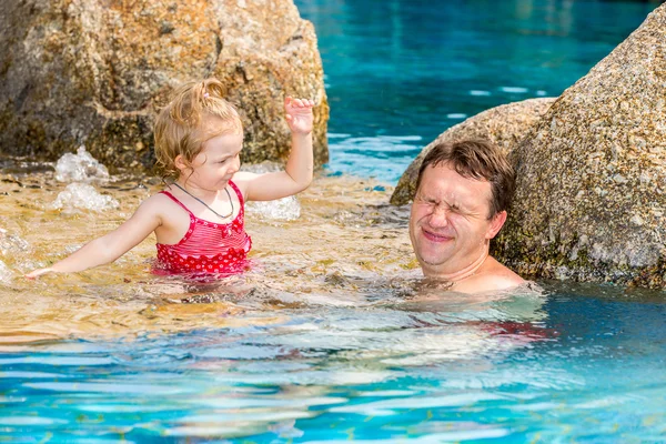 Padre insegnare figlia a nuotare — Foto Stock