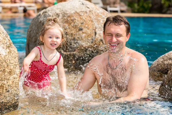 Vater bringt Tochter das Schwimmen bei — Stockfoto