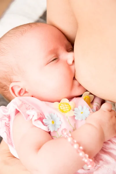 Mãe bebê alimentando — Fotografia de Stock