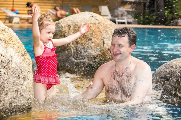 Tropikal tatil Havuzda yüzmek için yürümeye başlayan çocuk kızı öğretim etkin baba. Yaz tatillerini ve spor kavram — Stok fotoğraf