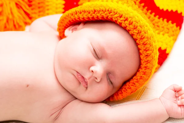 En söt nyfödda lilla flicka sover. Använd det för ett barn, föräldraskap eller kärlek begrepp. — Stockfoto